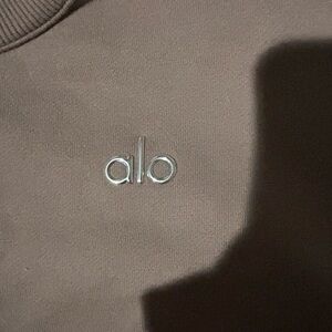 ALO Yoga Accolade Crew in sold out Mushroom